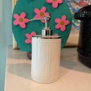 🏷️ Elegant White NAUTICA Liquid Soap Dispenser Bathroom Decor Silver Trim NEW
